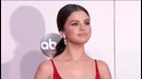 Селена Гомез в красном на ковровой дорожке «AMAs 2016»