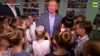 Путин поцеловал руку маленькой балерине в Севастополе