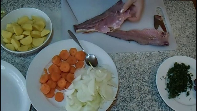 Речная рыба с морковью, луком и картофелем