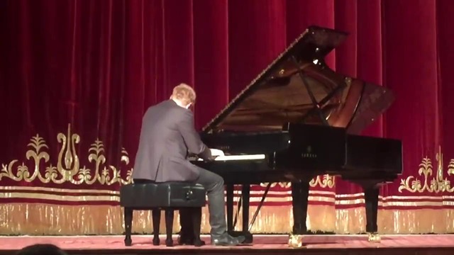 Кавер пианиста на Prodigy – Out of Space в Бишкеке