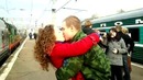 Девушка дождалась парня из армии)