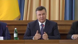 Президент Янукович В.Ф. Видит руками и трогает глазами