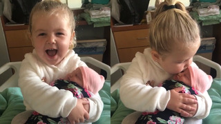Душевный момент: 3-летняя девочка впервые встречает свою младшую сестренку