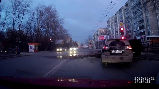 Авария. Взорвалась труба на дороге. Екатеринбург. ДТП