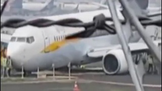 Боинг 737 а/к "Spicejet"выкатился за пределы ВПП в а/п Мумбаи