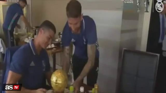 Рамос подарил Роналду торт в виде «Золотого мяча»