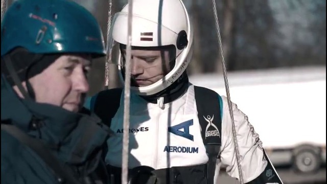 Латвийский экстремал совершил прыжок с дрона на парашюте
