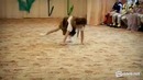 Девочка четко танцует на утреннике