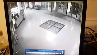 Камеры сняли, как в больнице перед загадочным силуэтом отворились двери