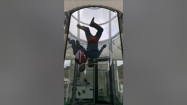 Find yourself a partner like @c.aviles skydive to goof around with in the skydiving simulator