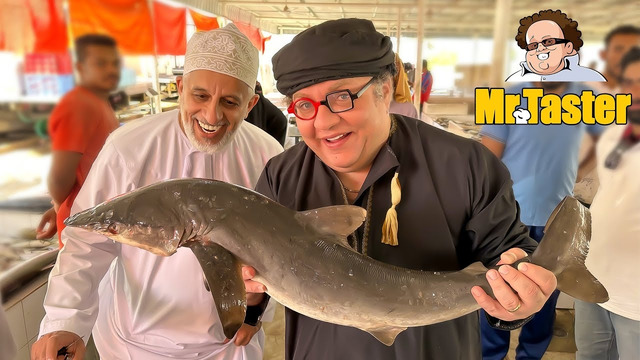 Знаменитое оманское блюдо из вяленой акульей грудинки в Маскате, Оман