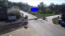 Чехияда мотоциклчи поезд йўлагидан қутқариб қолинди