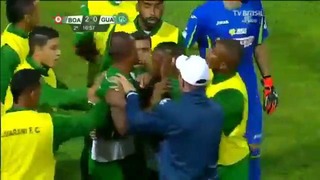 Бразильский футболист после удаления набросился на арбитра