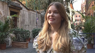 Почему улицы Рима заполнили туристы в цветочных платьях и вязаных топах