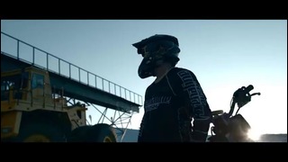 Россиянин установил рекорд, прыгнув на мотоцикле на едущий БелАЗ