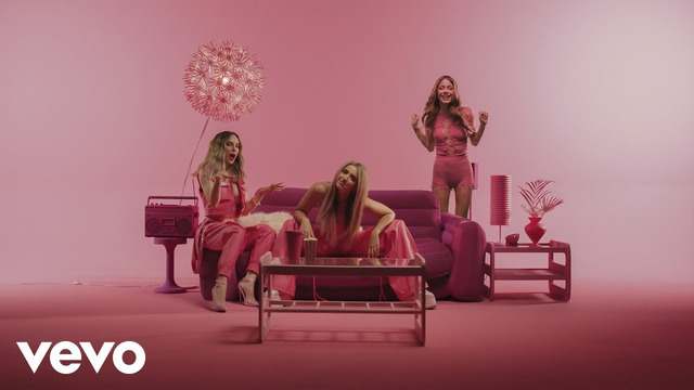 Lola Indigo, TINI, Belinda – Niña de la Escuela