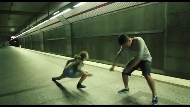 Танец в метро
