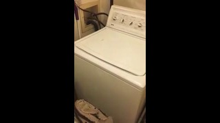 Дуэт человека и стиральной машины