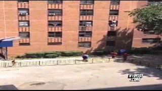 В США 7-летняя упала с 3-го этажа в руки соседу