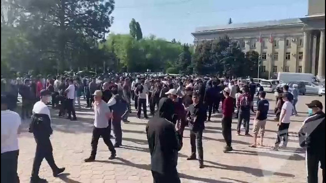 Dard ustiga chipqon: qirgʻizlar namoyishga chiqdi. Ular nimani talab qilmolda