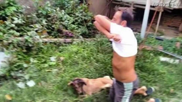Он сорвал с себя рубашку, чтобы спасти собаку
