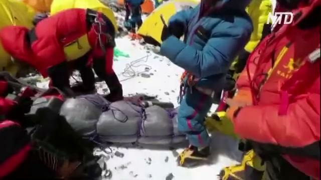 Непальский шерпа чудом спас альпиниста на Эвересте