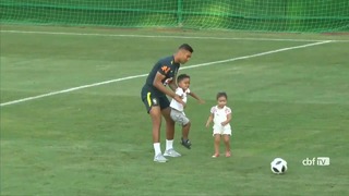 Игроки Бразилии с детьми
