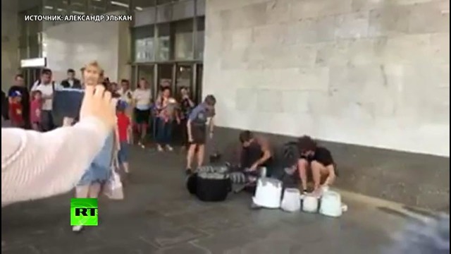 Зрители защитили уличных музыкантов от сотрудницы Московского метрополитена