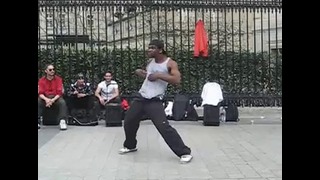Уличный танцор показывает класс