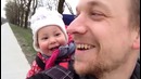 Отец пытается научить ребенка говорить папа