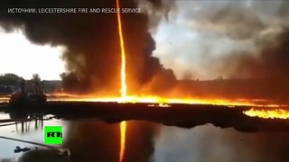 В Великобритании пожарный снял на видео огненный смерч среди догорающей фабрики