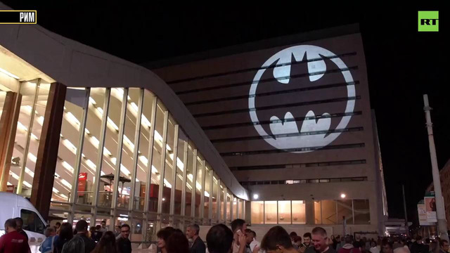На фасадах зданий по всему миру появился знак Бэтмена в честь 80-летия супергероя