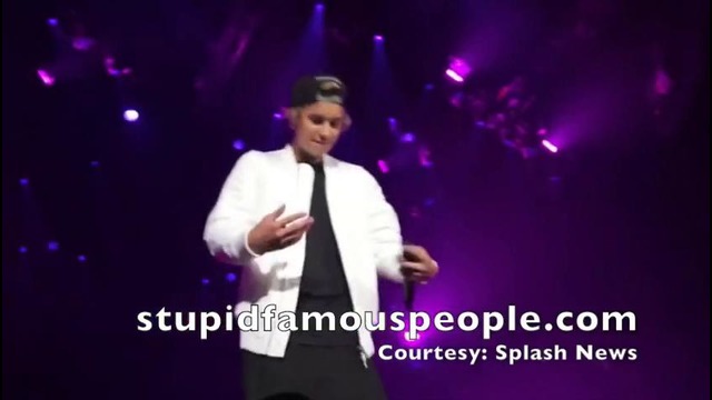 Justin Forgets Words at Ariana Concert in Miami