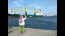 Девочка просит посигналить корабль
