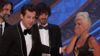 Lady GaGa получает Оскар в номинации Лучшая оригинальная песня