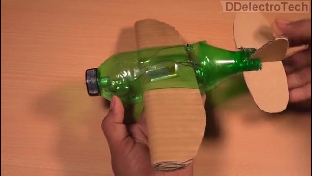 (Лайфхаки) Как сделать летающий самолет с использованием пластиковых бутылок