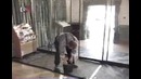 Уборщик моет раздвижную дверь