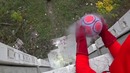 Что если заморозить баскетбольный мяч в жидком азоте и скинуть с 5 этажа