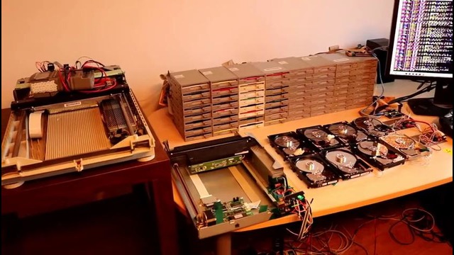 64 флоппи дисковода в качестве музыкального синтезатора – The Floppotron