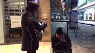 Бездомный исполнил «Summertime» под аккомпанемент уличного музыканта и покорил всех