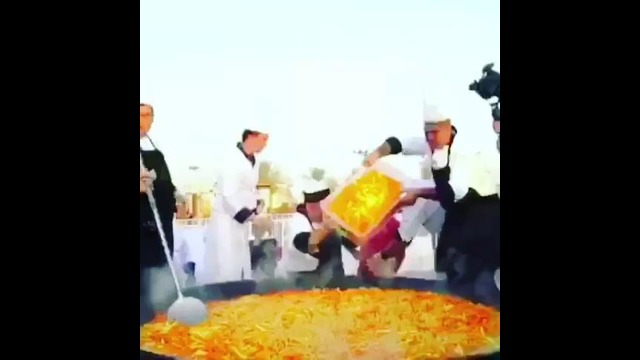 Узбекские повара приготовили в Абу-Даби плов на 10 тысяч человек