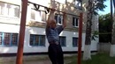 Дедушка отжигает на турнике