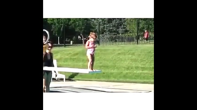 Маленькая девочка толкнула свою сестру в бассейн