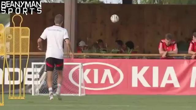 World Cup – Thomas Müller’s Wayward Shot Hits Man In The FACE At Table Of Diners! Ge