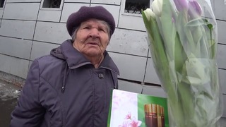 Подарил 150 тюльпанов бабушкам и поздравил с 8 марта