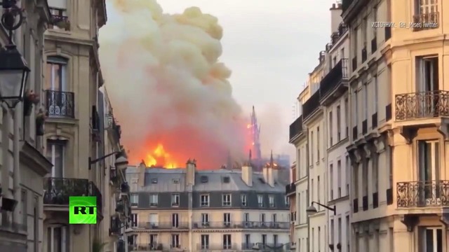 В Париже у горящего Нотр-Дам-де-Пари обрушился шпиль — видео