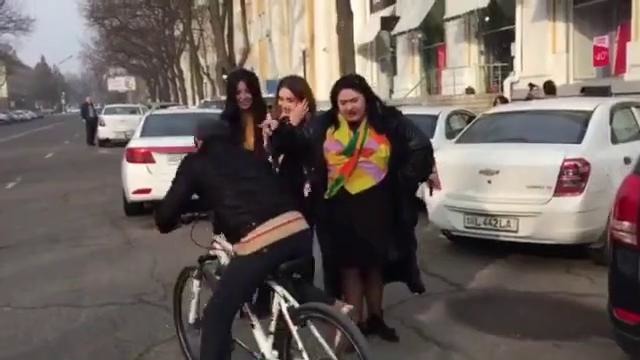 Xalima ko’chada kimni bopladi