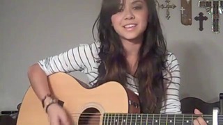 Девушка поёт и играет на гитаре