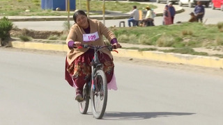 Чолиты в юбках устроили велогонку в Боливии