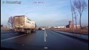 Виртуозный объезд водителя фуры